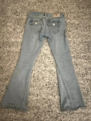 True religion Joey Low ljus blåa jeans - True religion Joey Low ljus blåa jeans Uppsydda så passar perfekt på någon som är 165  Behövde sy mellan benan eftersom de gick sönder men ingenting man ser när har på sig jeansen  Storlek 24  Skriv om ni undrar något!❤️