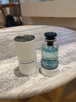 Louis Vuitton Imagination  - Louis Vuitton Imagination är en parfym med en volym på 100 ml. Produkten levereras i en vit cylindrisk förpackning med Louis Vuitton-logotyp och parfymens namn. Flaskan är gjord av glas med en svart kork.  Det är kvar 70% ca  Inköpt på Vinted men den funkade inte så bra på mig tyvärr.  Ska vara äkta vad jag vet men då parfymer inte är min starkas sida så är man som köpare mer än välkommen att höra av sig om man vet sin sak och kan säga direkt att den inte är äkta, då erbjuder jag återbetalning.