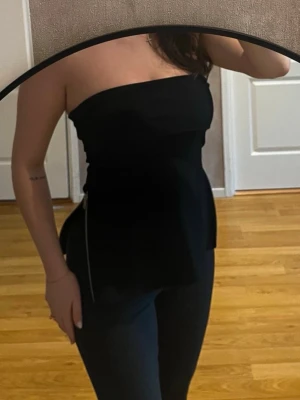 Svart topp med dragkedjor på sidorna - Endast använd en gång