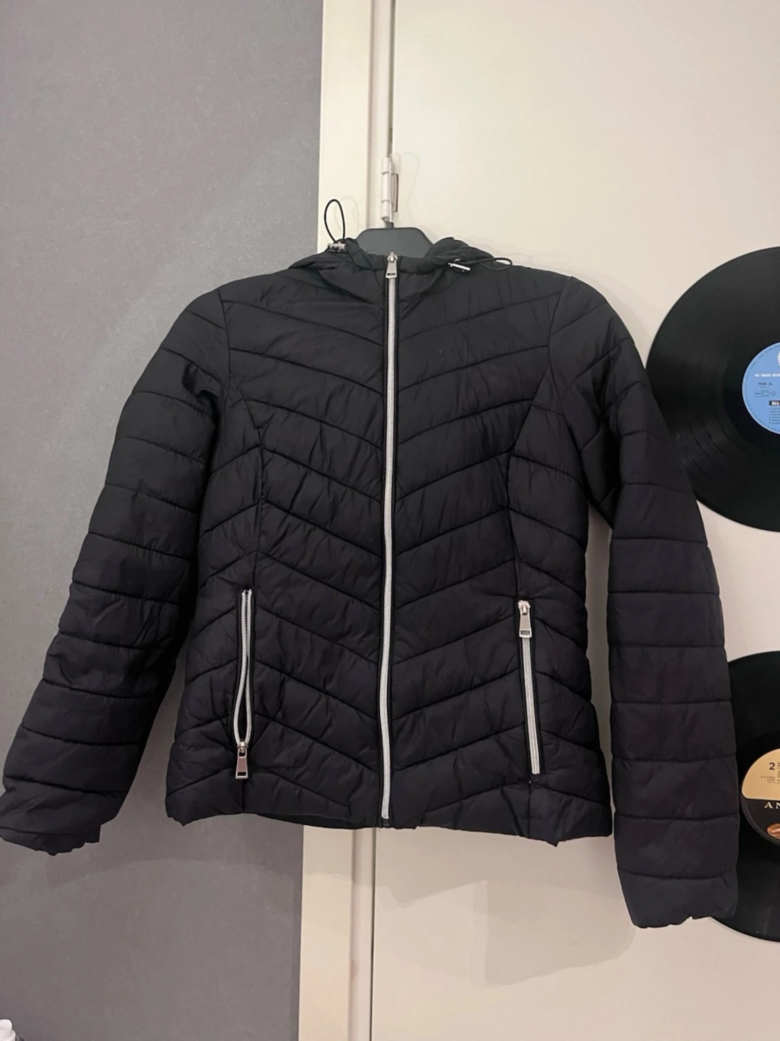 Svart dunjacka med huva