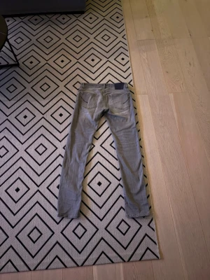 Grå skinny jeans från handpicked, Modell: orvieto,  - Snygga grå jeans från handpicked, mycket bra skick, Storlek 30. Sitter väldigt bra runt midjan och låren. 