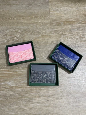  korthållare i tre färger - Säljer tre stilrena  korthållare i rosa, blå och grå. Alla har det klassiska och är tillverkade i exklusivt skinn. Perfekt för dig som vill ha en snygg och smidig plånbok till korten.