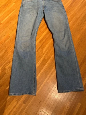 Levi's 507  ljusblå bootcut jeans - Tja! Säljer ett par grymt eftertraktade jeans ifrån Levi’s. Ett par 507 som sitter bootcut. W31 L34 och väldigt bra skick, till väldigt bra pris!