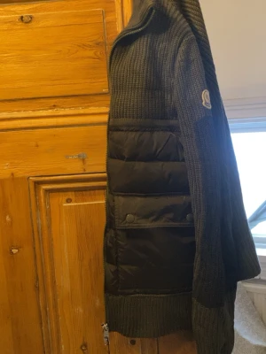 Mörkgrön stickad Moncler cardigan - svart är slutsåld. finns 2 gröna inne, billigare de är den sista inne!