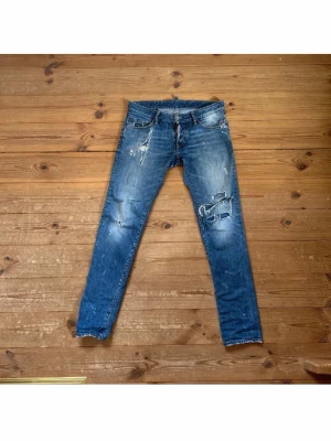 Dsquared2 Jeans - Riktig Feta Dsquared2 Jeans med slitningar i 10/10 skick 🤩🔥 storlek 46, jag är ca 180 cm och dem sitter bra🙌🏼 Snabb affär = Bättre pris 🤩🔥