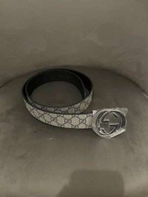 Gucci bälte  - Säljer en Gucci bälte som är helt ny och oanvänd. Den är köpt för 4800 kr. Oringal kartong följer med.