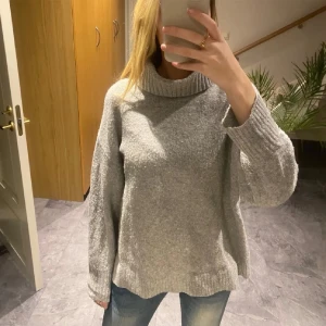 Grå polotröja från & Other Stories - Mysig grå stickad polotröja från & Other Stories Los Angeles Atelier. Storlek XS men skulle säga att den passar xs- m🩶🩶