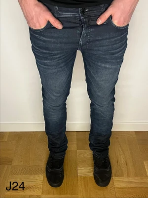 Mörkblå Jack & Jones Jeans  - Mörkblå Jack & Jones Jeans med storlek W30 L34. Passform Slim/Glen. Hör av er kring minsta funderingar!