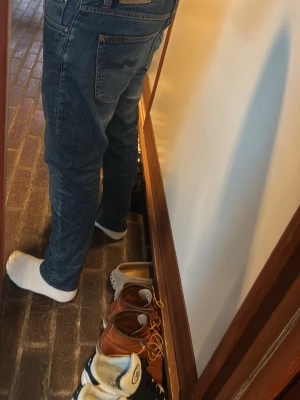 Nudie jeans lean dean - Säljer nu mina extremt snygga nudie jeans inköpta i nudie jeans butiken i Malmö för 1600kr! W 31 L 29-30. Väldigt fin mörkblå tvätt på dem oså! Kan gå ner i pris 🏆 