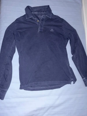 Långärmad piké GANT - Blå långärmad piké från gant i storlek L. Det är inga defekter på den. Skriv om du undrar något!