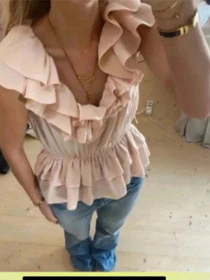 Volang topp  - Populär topp från h&m som inte säljs längre. Lånad bild men finns egna, fint skick