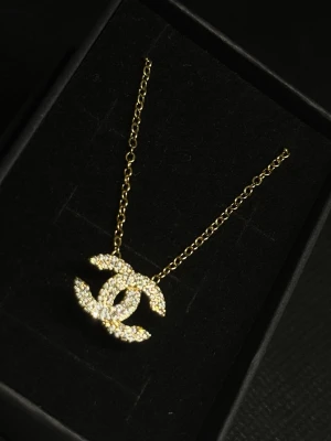 Halsband - Helt ny guldfärgad halsband i rostfritt stål.