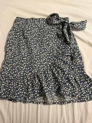 Blommig omlottkjol med volang - Supersöt blommig kjol, aldrig använd!💕