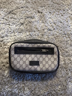 Midjeväska - Skriv meddelande vid intresse 