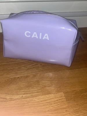 Caia necessär  - Använd 1 gång hel och ren dragkedjan funkar som den ska 