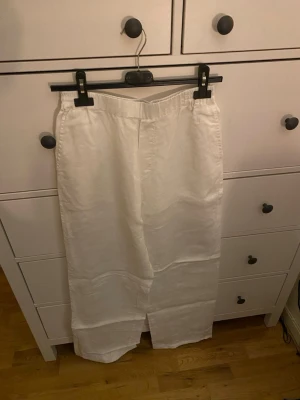 Vita linnebyxor - Säljer ett par klassiska vita linnebyxor med rak passform och lite högre midja. Från Lindex modell Bella storlek 36. Använda ett fåtal gånger 