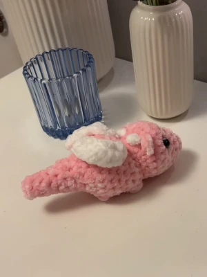 Ljusrosa bäbisdrake med vitadetaljer💕🤍 - Denna urgulliga bäbisdrake vill hitta sitt nya hem🐉🐲Den har hårda genomskinliga ögon🤍 Den är ungefär likas stor som min handflata🐉 så cirka 15cm långa🐲 Vikrad med massa kärlek, med mjukt garn från Rusta💗💗