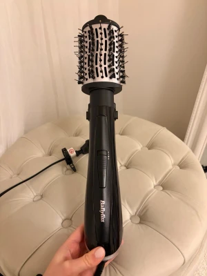 Varmluftsborste  - Varmluftsborste från babyliss. Anvädn väldigt få gånger. 