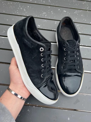 Lanvins - Hej! Säljer dessa sjukt feta lanvins! Uk7/41-42! Skick 8/10! Garanterad äktehet (+500 nöjda kunder ✅ ) nypris 5000kr. Dustbag ingår! Hör av dig vid minsta fundering 🤩