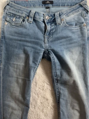 Ljusblå  jeans från True Religion - Säljer ett par ljusblå skinny jeans från True Religion i modellen joey som är använda fåtal gånger 