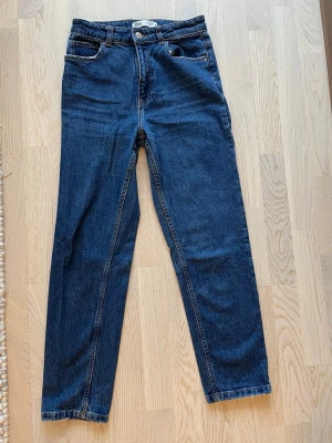 Mörkblå raka jeans från Zara - Klassiska mörkblå jeans från Zara med rak passform.