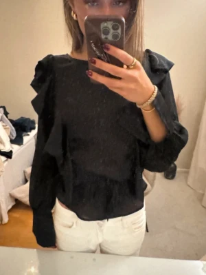Svart blus med volang och knyt - Säljer blus🖤