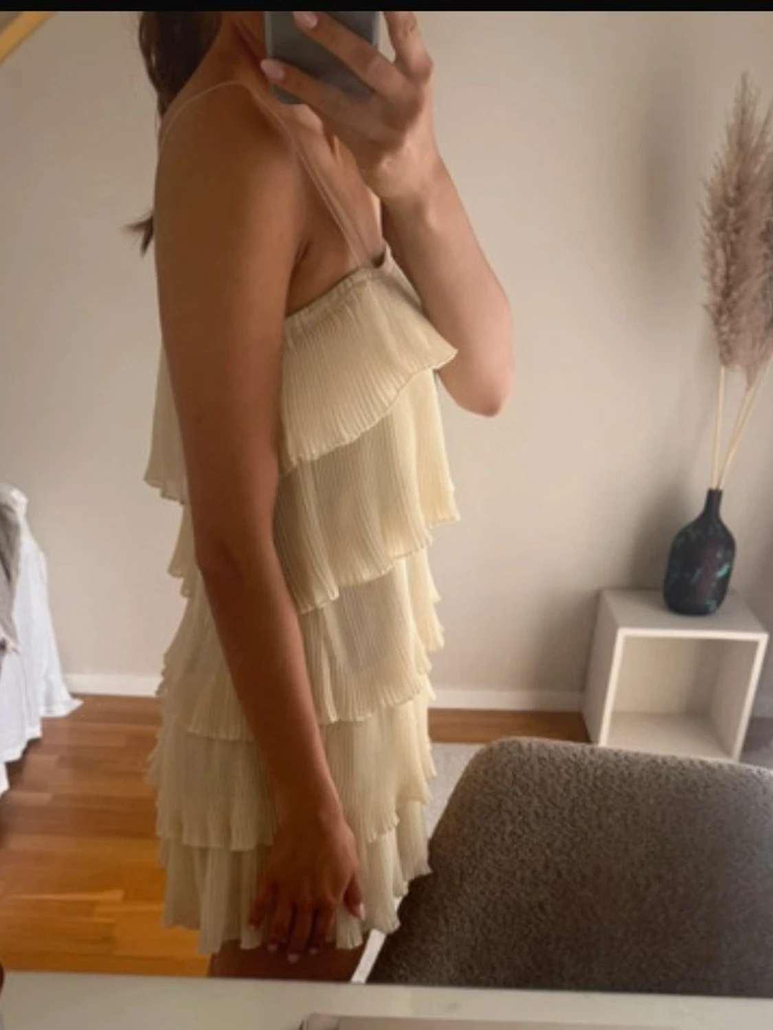 Ljusbeige volangklänning med tunna band - 1