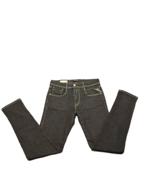 Replay Hyperflex skinny jeans mörkblå - Snygga mörkblå Replay Hyperflex jeans med skinny passform. Klassisk femficksmodell med kontrastsömmar och läderpatch bak i midjan. Stretchigt jeansmaterial som sitter tajt och bekvämt. Perfekta för dig som gillar en modern och slimmad look. 