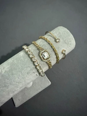 Guld Armband Set - Helt nya aldrig använda. Rostfritt stål. Justerbar.