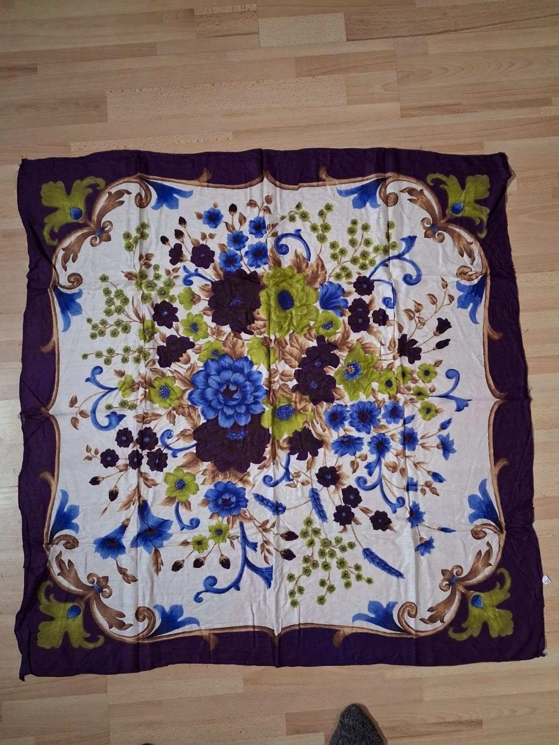 Blommig sjal i lila och blått