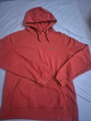 Orange Lyle & Scott hoodie  - Säljer en Lyle& Scott hoodie i strl M men passar också som S!