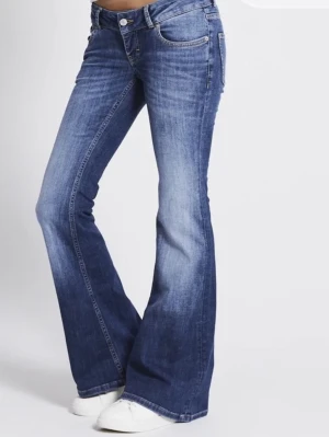 Low waist flare jeans - Jätte fina low waists jeans från lager 157, helt nya testade bara 1 gång❤️ skriv för frågor. Nypris 400