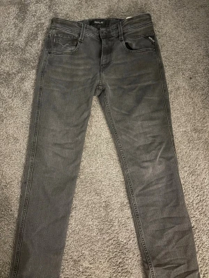 Grå Replay jeans Anbass  - Tja, säljer dessa gråa replay jeans. Dom är i mycket bra skick. Säljer dom eftersom dom inte passar längre. Dom är i storleken W28 L30. Det är bara att höra av sig vid minsta lilla fundering, pris går att diskutera 