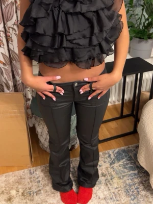 Tröjan  -  Säljer denna sjukt snygga tröjan som man kan både klä upp och Klä ner den är jätt najs och skönt material med lite volang aktigt