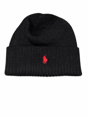 Svart mössa från Polo Ralph Lauren - Svart ribbstickad mössa från Polo Ralph Lauren med klassisk uppvikt kant och röd broderad logga framtill. Tillverkad i mjukt material som håller dig varm och snygg under kalla dagar. Perfekt accessoar för en stilren look. Kontakta mig för mer bilder/info. Den är nästan helt ny förutom att jag har använt den 3 gånger förra året och jag säljer den pga att det är it riktigt min stil. -MVH/Marko