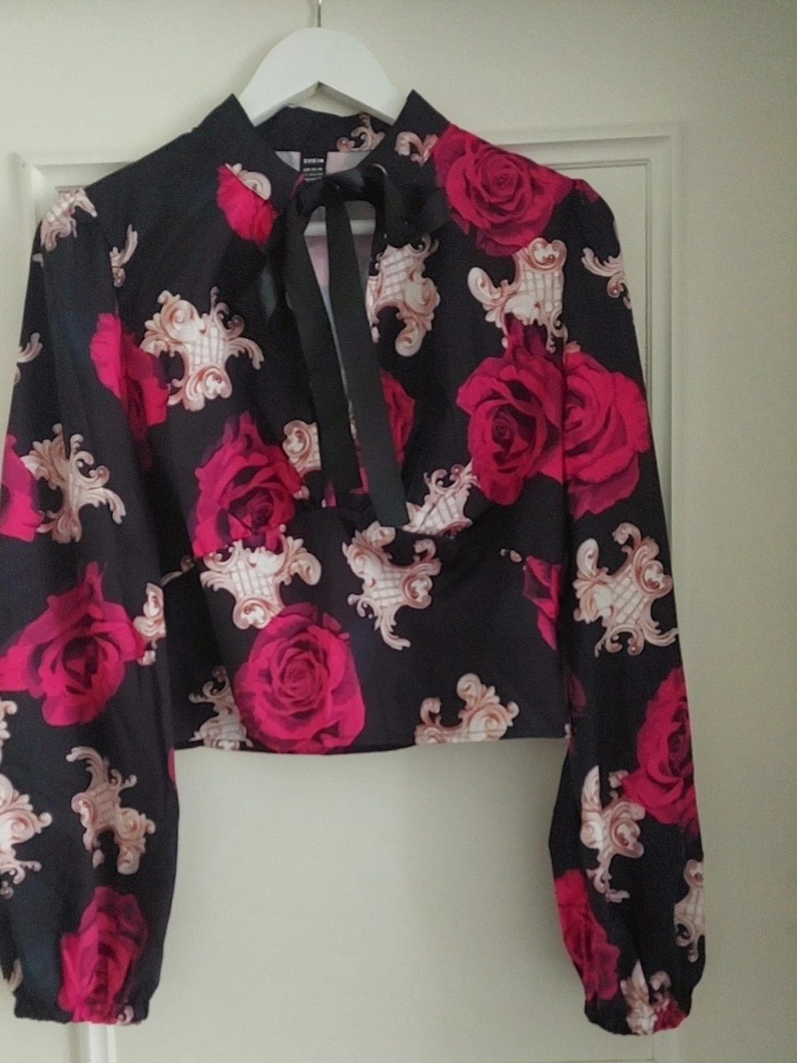 Blommig blus med rosett från SHEIN