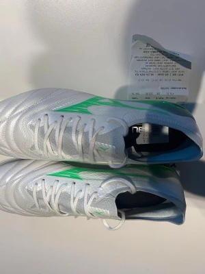 Mizuno morelia neo  - En par helt oanvända mizonos från Intersport. Kvitto finns om någon skulle vilja se det,men som sagt dessa skor är i utmärkt skick och säljs för ett mycket bra pris! Dessa skor är storlek 41 men med mizuno så skulle jag köpa dessa skor om jag har storlek 41,5-42 eftersom det är äkta läder. 