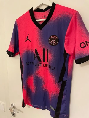 PSG Messi matchtröja rosa/lila - Säljer en Paris Saint-Germain matchtröja med Messi 30 på ryggen. Storlek xs men passar s