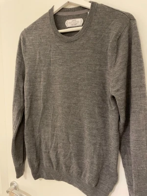 Grå merinoulltröja These Glory Days - Snygg grå stickad tröja från These Glory Days i mjuk och exklusiv merinoull. 