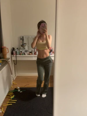 Juicy byxor - Gröna juicy byxor!! Snöret är borta från byxorna💓 Pris kan diskuteras! (Kan sälja byxorna för 150kr) 