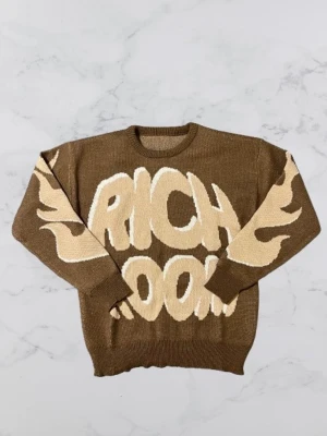 Stickad RichRoom tröja - Brun stickad tröja med texten rich room. Färgen på den här stickade tröjan är brun/ beige. Väldigt skön och mjuk i materialet, bekväm passform med rund hals och ribbade muddar. Aldrig använd, i nyskick. Storlek passar som M.