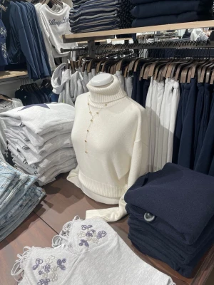 Vit polotröja från Subdued - Snygg vit stickad polotröja från Subdued! Aldrig använd