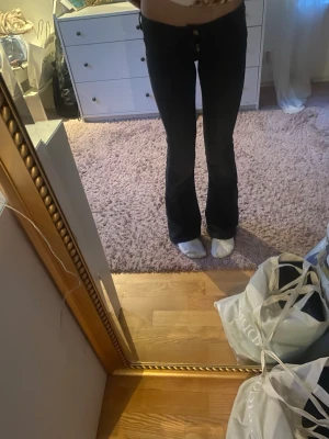 Svarta bootcut jeans från cheap Monday - Snygga mörkblå jeans från Levi's med klassisk bootcut passform. Jeansen har hög midja och raka ben som blir vidare nedtill. Tillverkade i ett mjukt och slitstarkt bomullsmaterial som sitter bekvämt hela dagen. Perfekta till en avslappnad och trendig look.