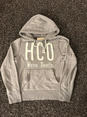 Hollister hoodie | vintage  - Sjukt eftertraktad vintage Hollister hoodie i väldigt fint skick (9/10).  Svår att hitta modell med tydlig Y2K-vibe – perfekt för dig som gillar vintage streetwear.  • Mjuk och skön kvalitet   • Bra passform   • Tydlig vintage/Y2K-känsla   • Perfekt för både vardag och layering    📏 Storlek: S 📦 Snabb frakt   💬 Pris kan diskuteras vid smidig affär