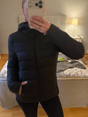 Svart figursydd jacka med luva - Säljer en svart jacka från Vila i storlek 36. Perfekt för vardagen eller en promenad. Jag har haft den i några år så därför har färgen på spännena till fickor och förslutningen skavets bort. Inget som är super tydligt och funktionen är den samma. Inga hål eller så annars. Hör gärna av dig vid frågor❤️