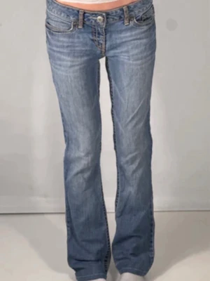 Blå bootcut jeans lågmidjade - Snygga blå jeans från tinesell! Aldrig använda. Säljer på grund av att de är för korta. Bild tagen från tinesell!