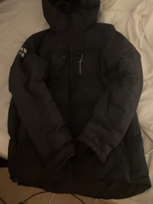  vinterjacka dun från Sail racing  - Säljer min älskade Sail Racing-jacka som jag köpte för cirka 2 år sedan. Den är i bra skick, men har lite slitna i sömmarna på armen (se de två sista bilderna). Tror att detta går att laga. Jackan är i herrmodell, medellång, i storlek XL men upplevs snarare som L/M.  Pris kan diskuteras💕 köp sker via köp nu‼️