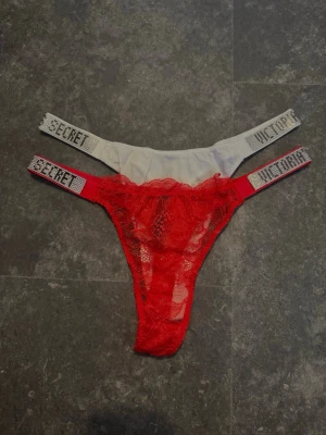 Två stringtrosor från Victoria's Secret - Helt nya i storlek M, passar även S🤩🩷