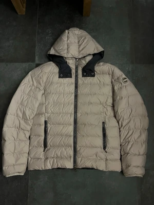 Colmar vinterjacka  - Tjena, säljer nu denna riktigt snygga och populära colmar jackan, den är i bra skick utöver 2 små fläckar, storlek IT 46 motsvarar ungefär S, beige/rosa aktig färg, hör av er vid frågor och funderingar🙌🤝 