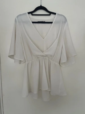 Vit blus - jättesöt vit blus ifrån boohoo💕